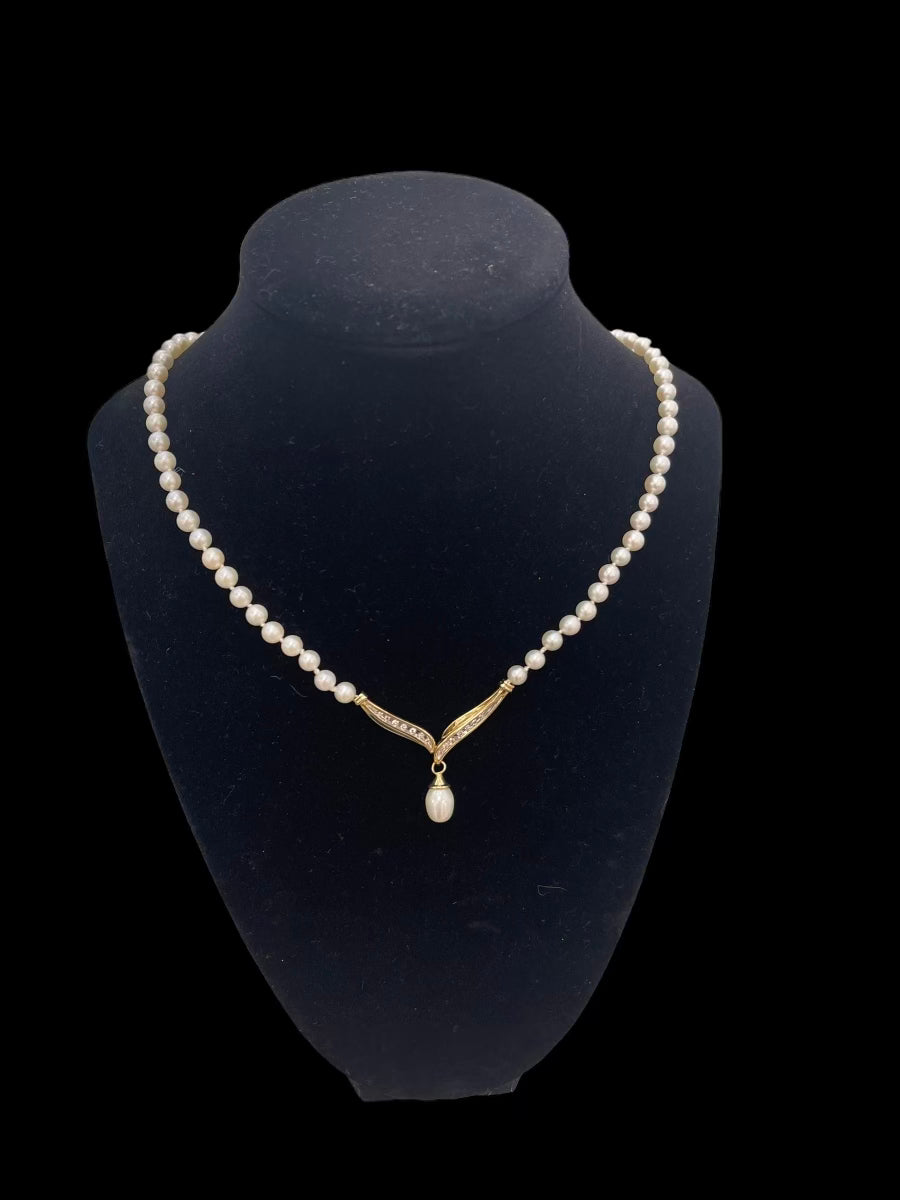 23-4A Akoya Cultured Pearls with diamond pendant