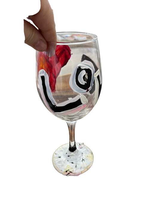 Copas de vino pintadas a mano de colores con la letra "S"