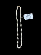 Ladda upp bild till gallerivisning, 22/22 Akoya Cultured Pearls with 14k yellow gold clasp
